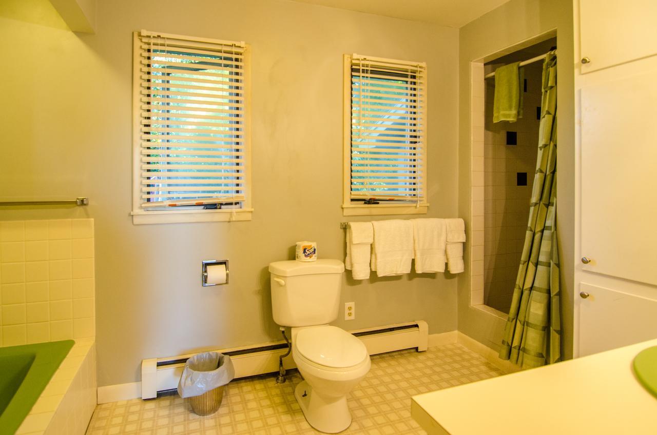 Inn At Charlotte B&B เบอร์ลิงตัน ภายนอก รูปภาพ