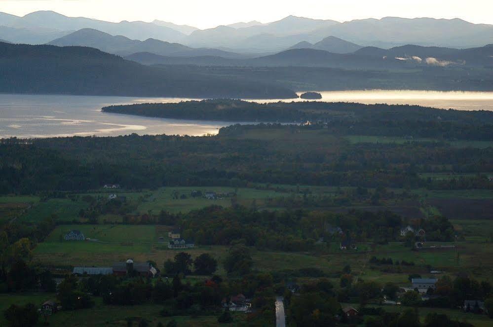 Inn At Charlotte B&B เบอร์ลิงตัน ภายนอก รูปภาพ