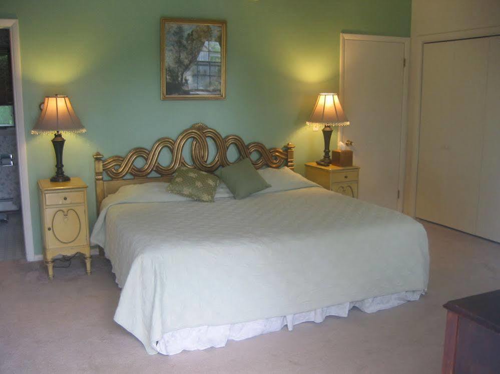 Inn At Charlotte B&B เบอร์ลิงตัน ภายนอก รูปภาพ